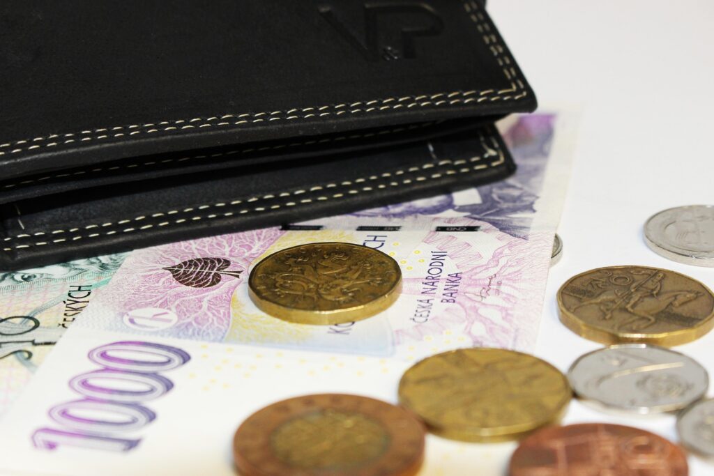 Conseiller OM Conseil présentant des options de financement informatique à Bièvres dans un bureau