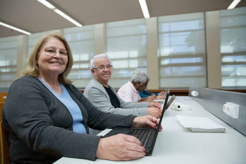 Équipement en location informatique à Thoiry installé dans un bureau moderne